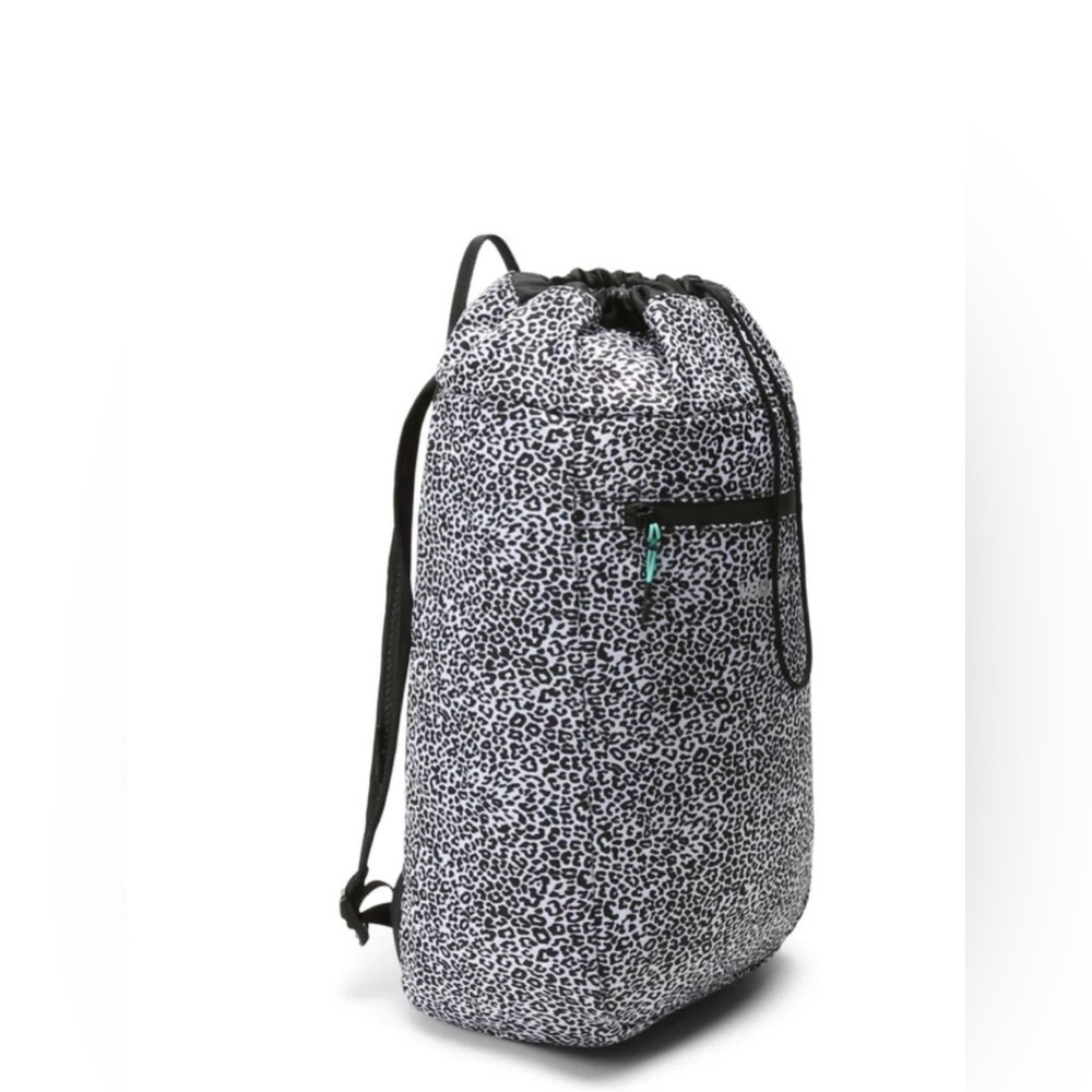 VOORAY STRIDE CINCH BACKPACK IN LEOPARD PRINT.